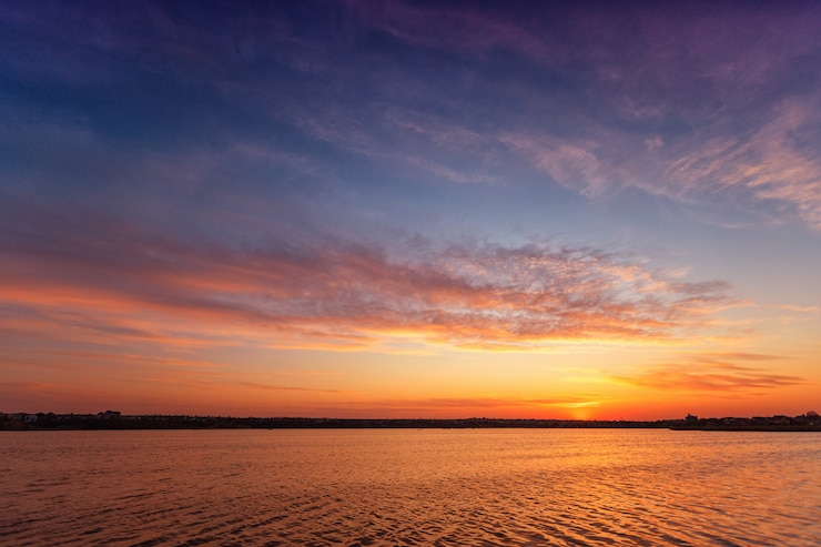 Foto prachtige zonsondergang op het meer met wolken en reflecties op het water