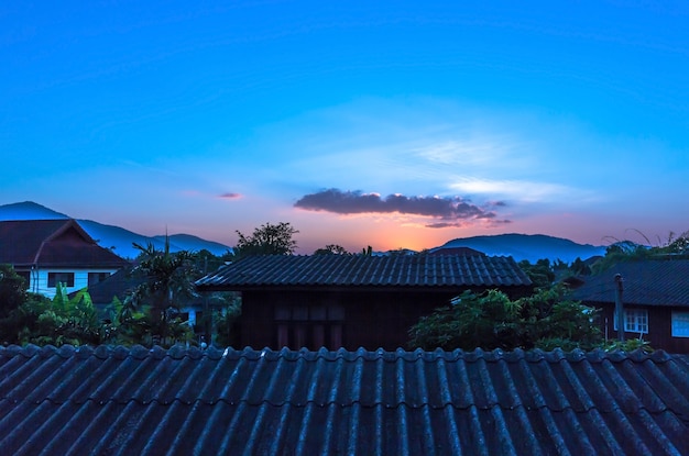 prachtige zonsondergang op het platteland in Thailand