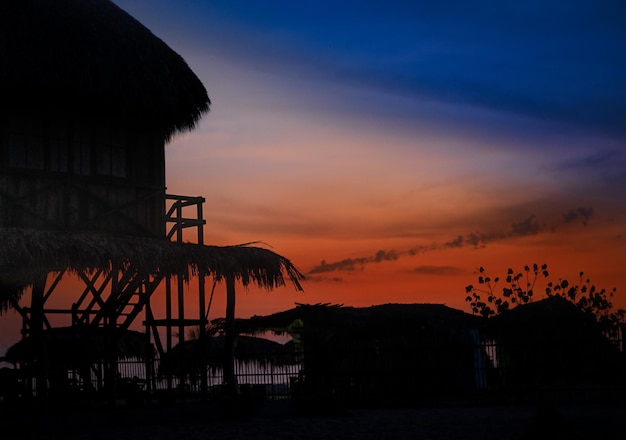 Prachtige zonsondergang op het strand in de tropen Lucht en oceaan