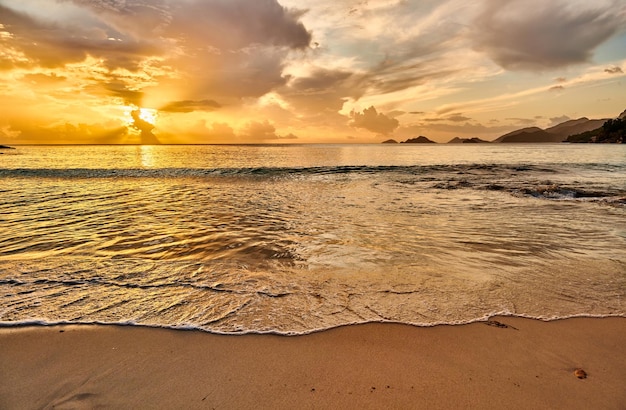 Prachtige zonsondergang op het strand van de Seychellen