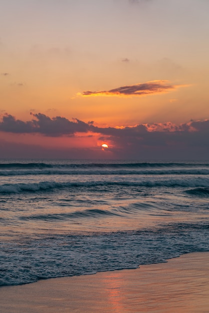 Prachtige zonsondergang op het strand van Seminyak op het eiland Bali