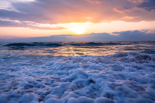 Prachtige zonsondergang op het zandstrand aan zee