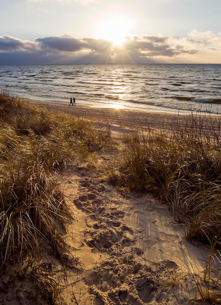 Prachtige zonsondergang op het zandstrand en de duinen van de Oostzee in Litouwen Klaipeda