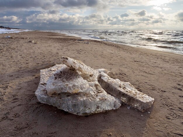 Prachtige zonsondergang op het zandstrand van de Baltische Zee in Litouwen Klaipeda