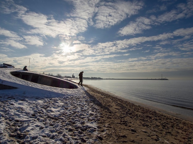 Prachtige zonsondergang op het zandstrand van de Baltische Zee in Litouwen Klaipeda