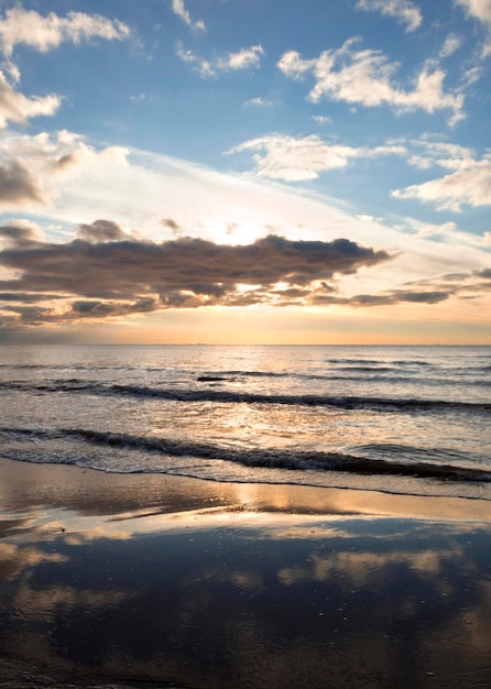 Prachtige zonsondergang op het zandstrand van de Oostzee in Lietva Klaipeda