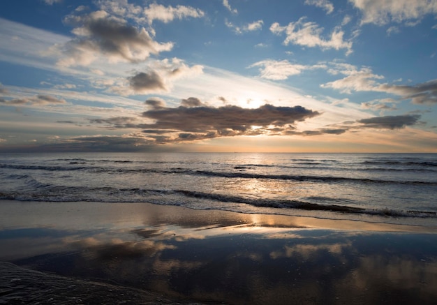 Prachtige zonsondergang op het zandstrand van de Oostzee in Lietva Klaipeda