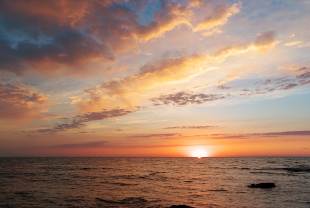 Prachtige zonsondergang op zee