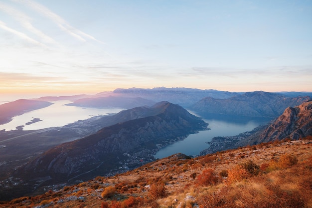 Prachtige zonsondergang over de bergen rond de baai van Kotor, berg lovcen