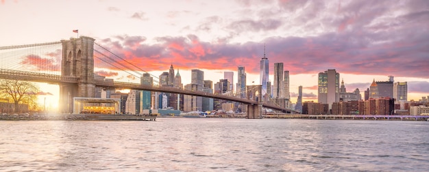 Prachtige zonsondergang over de Brooklyn Bridge in New York City, Verenigde Staten