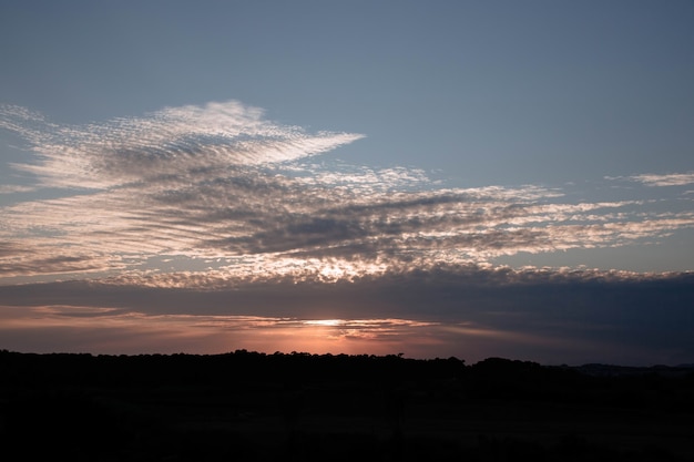 Prachtige zonsondergang over de donkere stad turkije het concept van toerisme en reizen