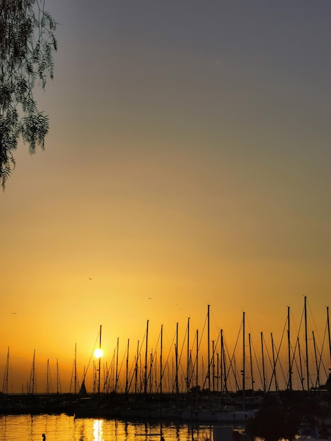 Prachtige zonsondergang over de Egeïsche Zee en de pier met jachten en boten Turkije Kusadasi