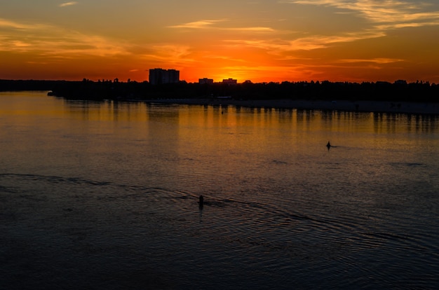 Prachtige zonsondergang over de rivier de Dnjepr op de lente