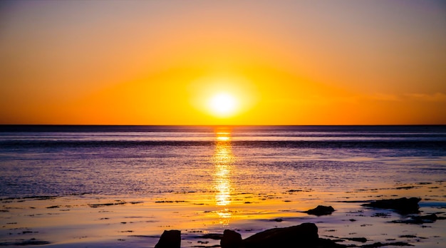 prachtige zonsondergang over de zee