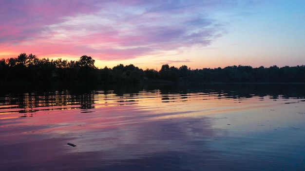 Prachtige zonsondergang over het meer