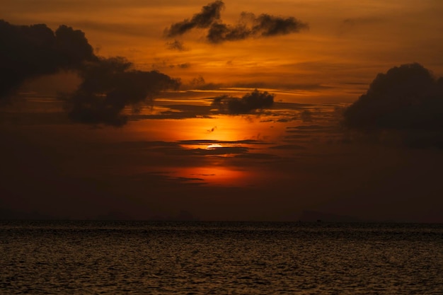 Prachtige zonsondergang over het zeewater op het eiland Koh Phangan Thailand Reis- en natuurconcept