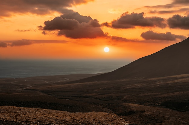 Prachtige zonsondergang over heuvelachtig eiland