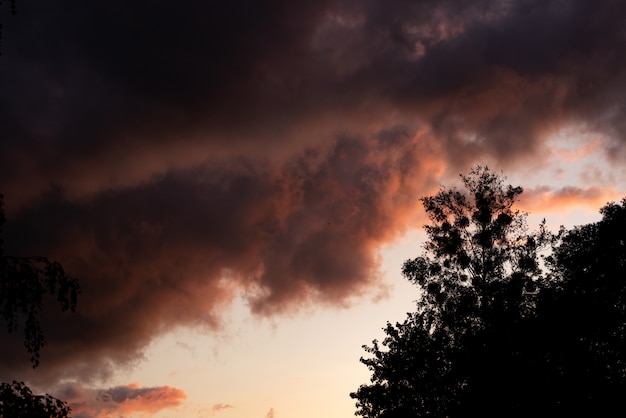 Prachtige zonsondergang, wolken in vele kleuren