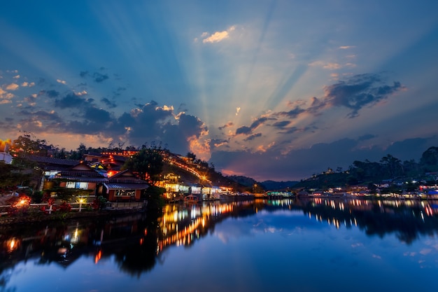 prachtige zonsondergangen uitzicht op Ban rak thai Mae Hong Son Thailand De schemerscène na zonsondergang