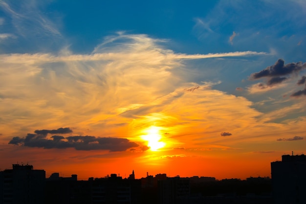 Prachtige zonsonderganghemel boven de stad