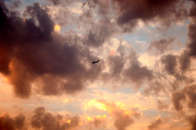 Prachtige zonsonderganghemel boven wolken met dramatisch licht Uitzicht op de cabine vanuit het vliegtuig het vliegtuig vliegt in de wolken