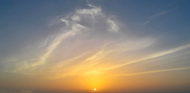 Prachtige zonsonderganghemel met dramatische wolken