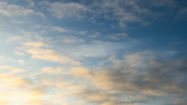 Prachtige zonsonderganghemel met dramatische wolken