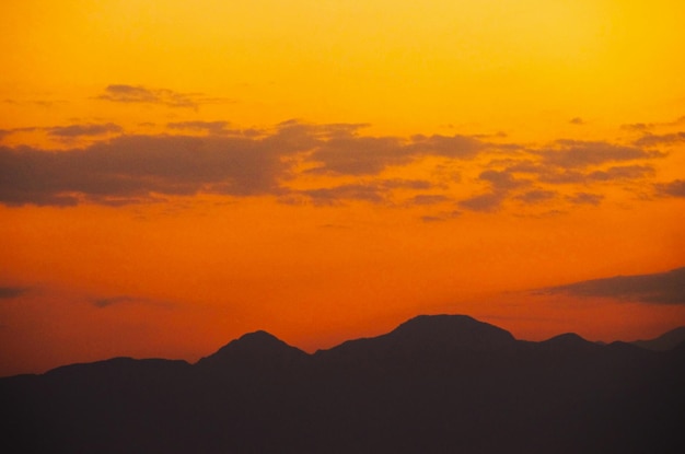 Prachtige zonsondergangkleuren over de bergen