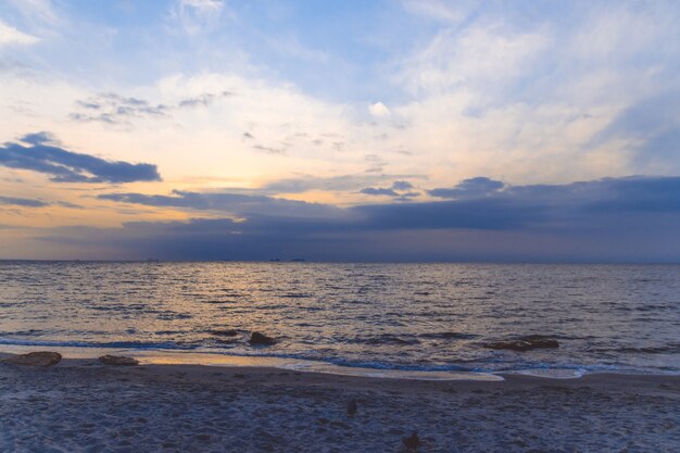 Prachtige zonsopgang aan de oever van de oceaan