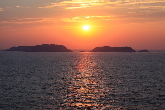 Prachtige zonsopgang bij zeegezicht met sprankelende zee