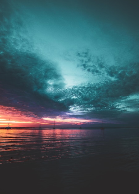 Prachtige zonsopgang blauwe zee en reflectie van zonlicht strand op vakantie bij zonsondergang