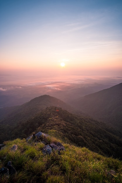 Prachtige zonsopgang boven de bergketen en de zee wolken in Doi Luang National Park, Payao, Thailand.