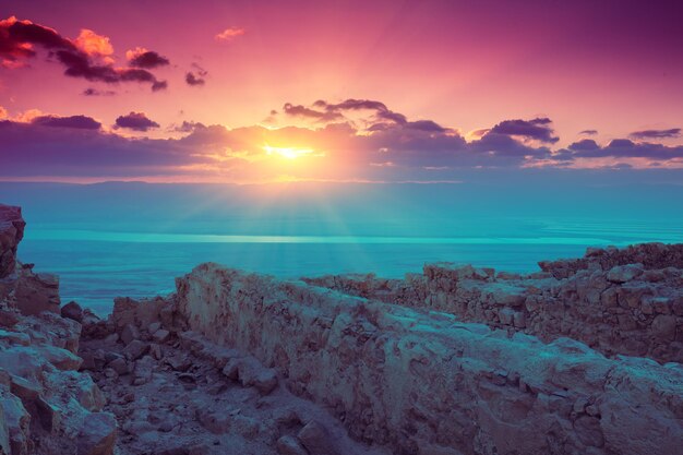 Prachtige zonsopgang boven het fort van Masada