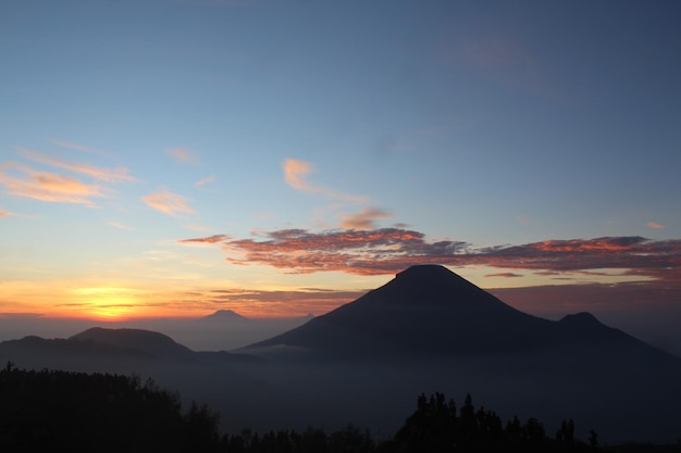 prachtige zonsopgang in de bergen in bukit sikunir, Indonesië