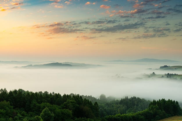 Prachtige zonsopgang in de Poolse bergen en heuvels bij Ciezkowice in Klein-Polen