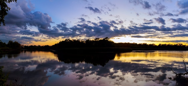 Prachtige zonsopgang met heldere wolken weerspiegeld in water meer hemel wolken zonsondergang