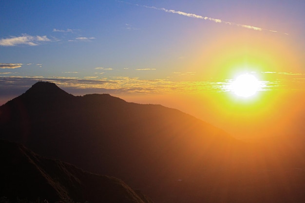 Prachtige zonsopgang met oranje kleuren Uitzicht vanaf de top van de berg