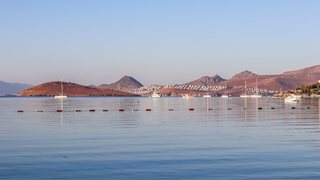 Prachtige zonsopgang op de Egeïsche zee met eilanden, bergen en boten