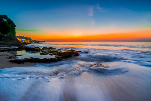 prachtige zonsopgang op het strand op het eiland Bali