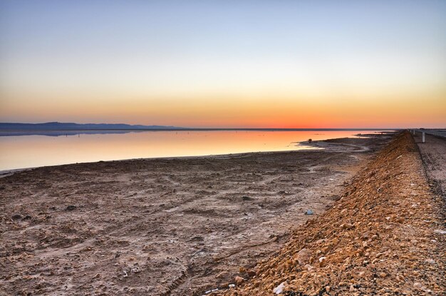 Prachtige zonsopgang op het zoutmeer Chott el Djerid Saharawoestijn T