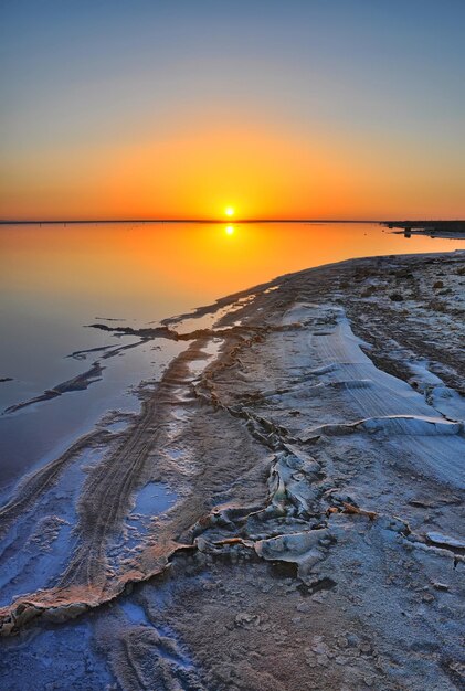 Prachtige zonsopgang op het zoutmeer Chott el Djerid Saharawoestijn T