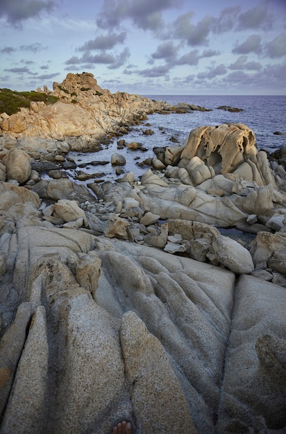 Foto prachtige zuidkust van sardinië gemaakt van stenen en granietrotsen