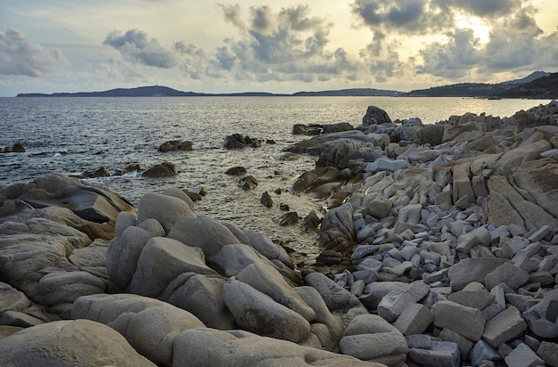 Prachtige zuidkust van Sardinië gemaakt van stenen en granietrotsen
