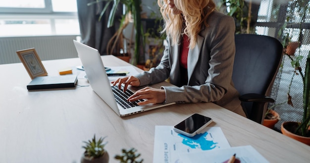 Foto uno spazio di lavoro moderno, pratico ed efficiente, una configurazione per i lavoratori a colletto bianco con computer portatili e