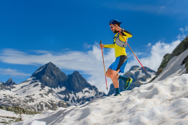 Pratica lo skyrunning in alta quota sulla neve durante la discesa,