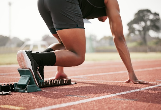 Praticare il suo decollo colpo retrovisore di un giovane atleta maschio irriconoscibile che inizia la sua gara su una pista