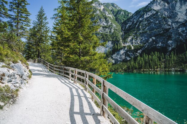 Pragser Wildsee wandelpad rond het Dolomietenmeer in Italië