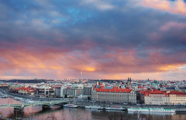 Architettura di praga e fiume vltava, repubblica ceca