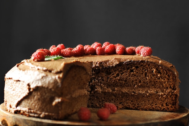 Foto torta di praga. torta al cioccolato con lamponi. torta su uno sfondo scuro.