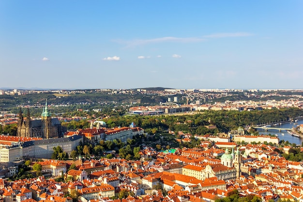 プラハ城とヴルタヴァ川の景色 チェコ共和国